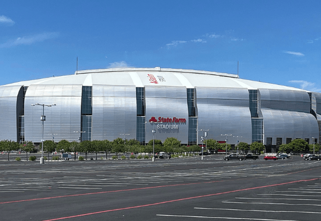 Homem é preso após se passar por policial e levar arma a estádio onde ocorrerá memorial a Charlie Kirk