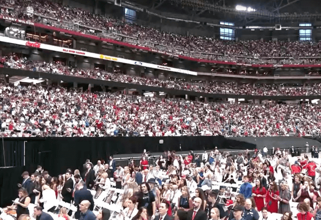Milhares se reúnem no estádio State Farm, em Glendale, Arizona (EUA), para funeral de Charlie Kirk | Foto: Reprodução/Reuters