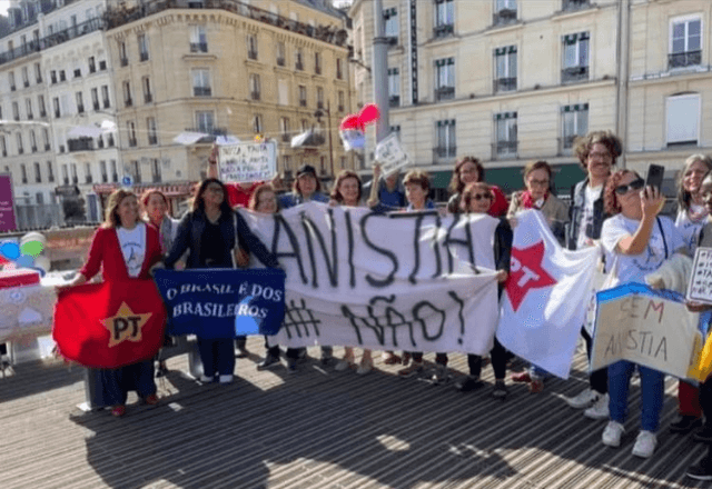 Brasileiros protestam contra o projeto da anistia e a PEC da Blindagem no Jardim Marielle Franco, em Paris | Foto: Reprodução/Instagram/@ptparisoficial - 21.09.2025