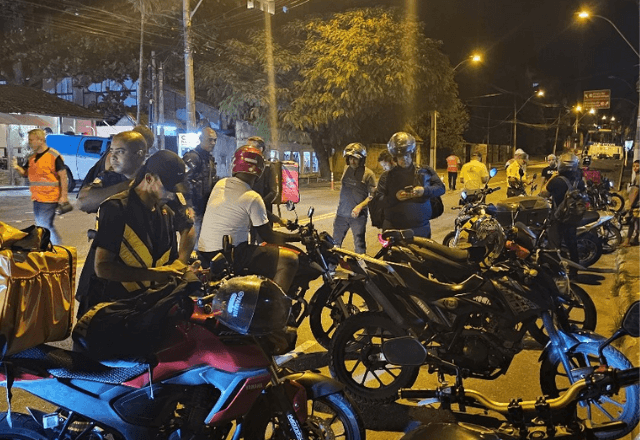 Motociclistas parados em blitz em Niterói (RJ) | SBT