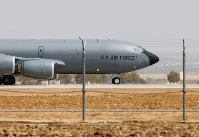Boeing da Força Aérea dos EUA na base aérea de Morón, Espanha, em agosto de 2021 | Marcelo del Pozo/Reuters