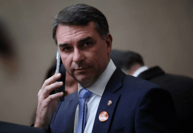 Flávio Bolsonaro troca de marqueteiro em meio à crise na pré-campanha Flávio Bolsonaro troca de marqueteiro em meio à crise na pré-campanha