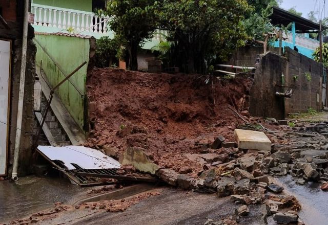 Muro desaba após deslizamento de terra em Campo Limpo Paulista