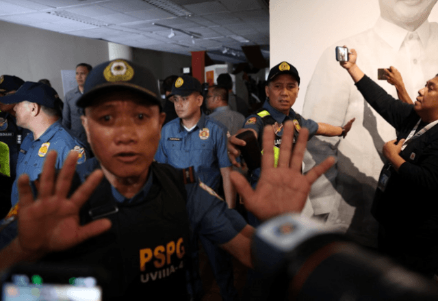 Tiros e confusão tomam conta do Senado das Filipinas | Reprodução/Reuters
