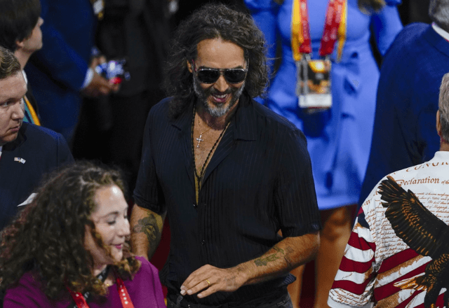 Russell Brand, ex-marido de Katy Perry, é acusado de estupro e agressão sexual | Foto: AP Photo/Matt Rourke