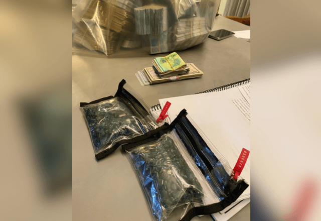 Pacotes de esmeraldas apreendidos na casa de um dos envolvidos no esquema | Reprodução