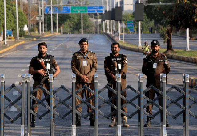 Policiais formam barreira perto do Hotel Serena em Islamabad, Paquistão | Reuters/Asim Hafeez