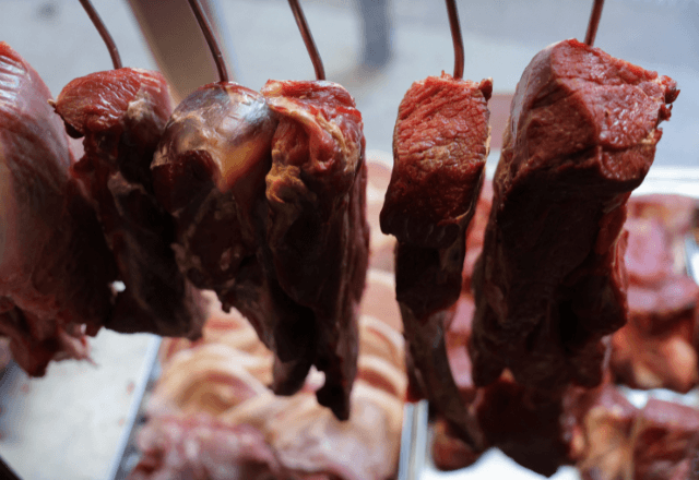 Pedaços de carne em acougue | Foto: Ricardo Moraes/Reuters - 26.11.2024