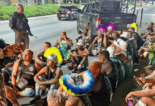 Polícia revista ônibus com foliões no Rio de Janeiro | Reprodução