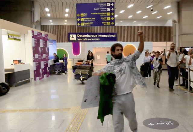Ativista Nicolas Calabrese, que viajava na delegação brasileira da Flotilha Global Sumud, chega ao Aeroporto Internacional do Galeão, no Rio de Janeiro | Foto: Reprodução - 07.10.2025