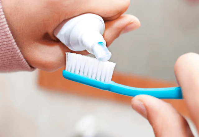 Anvisa alerta sobre reações indesejáveis com uso de pasta de dente | Reprodução