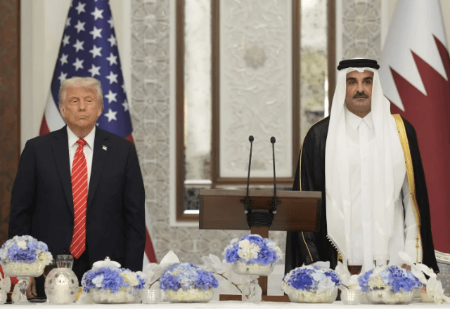 Trump e o emir do Catar, xeque Tamim bin Hamad Al Thani, em jantar no Palácio Lusail, no Catar | AP