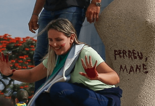 Debora no dia em que pichou "Perdeu, mané" com batom na estátua da Justiça | Reprodução