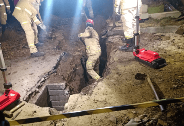 Bombeiros trabalham em resgate em bueiro | Corpo de Bombeiros