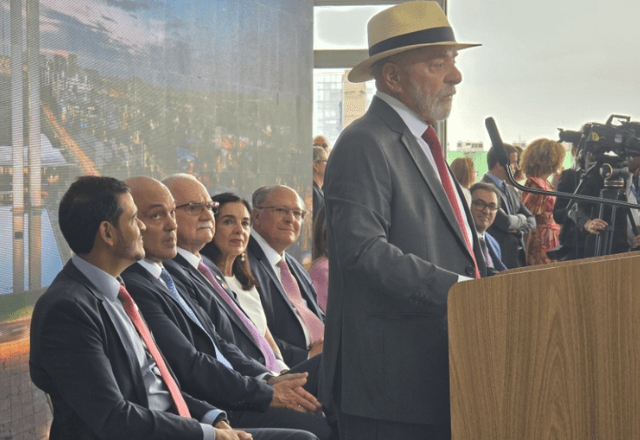 Lula discursa em ato alusivo ao 8 de janeiro. Sentados, em primeiro plano, o advogado-geral da União, Jorge Messias, e os ministros do STF Alexandre de Moraes e Edson Fachin | SBT