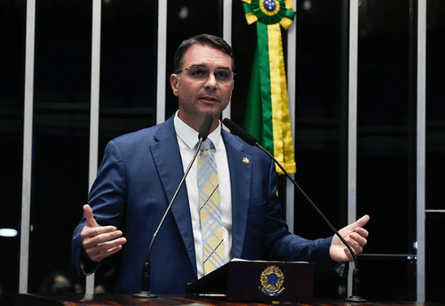 Flávio Bolsonaro diz que pode retirar candidatura por "um preço" | Agência Senado