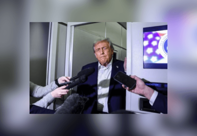 Trump fala com jornalistas a bordo do avião presidencial | Evelyn Hockstein/Reuters