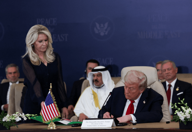 Após assinatura de acordo, Trump diz que reconstrução de Gaza começa agora 