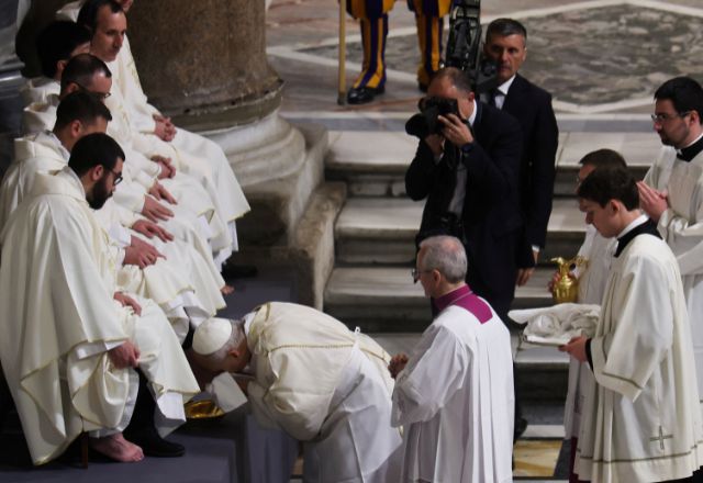 Papa Leão lava pés de padres e pede aos católicos que ajudem os oprimidos | REUTERS/Vincenzo Livieri