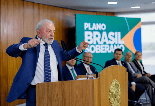 Lula com ministros e presidentes da Câmara e do Senado para a assinatura da MP Brasil Soberano | Ricardo Stuckert/PR