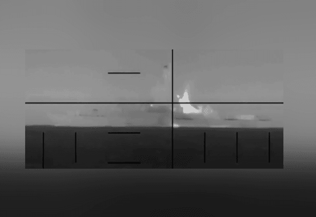 Imagem seria de navio iraniano atacado pelos EUA | Reprodução/Reuters