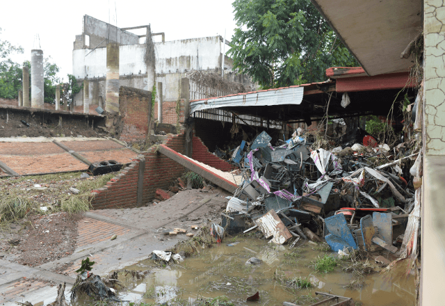 Carteiras escolares empilhadas em uma escola danificada após as chuvas que atingiram Poza Rica, no estado de Veracruz | Foto: Rolando Ramos/Reuters - 11.10.2025