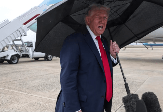 O presidente dos Estados Unidos, Donald Trump, fala com repórteres da base aérea Andrew, em Maryland (EUA), instantes antes de embarcar rumo a Israel | Foto: Reuters - 12.10.2025