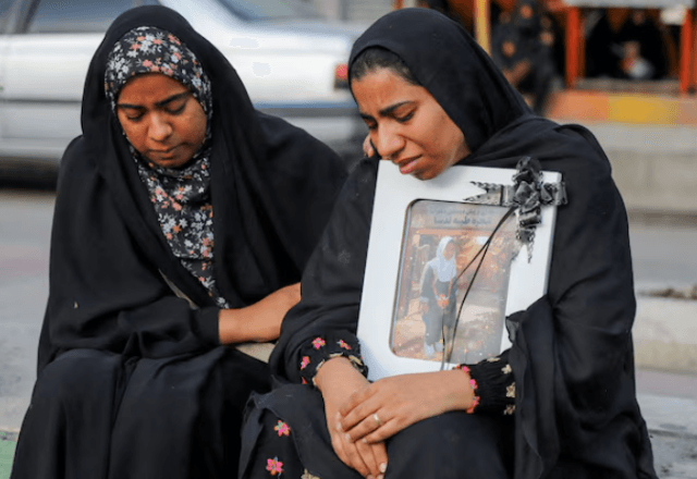 Iranianas lamentam funeral das vítimas após ataque a uma escola em Minab, Irã | Amirhossein Khorgooei/Isna/Wana (West Asia News Agency) via Reuters