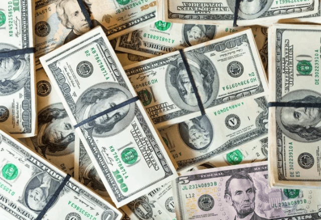 Dólar recua 11% em 2025 e encerra o ano cotado a R$ 5,48 Dólar recua 11% em 2025 e encerra o ano cotado a R$ 5,48