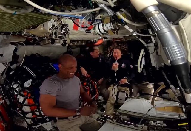 Astronautas da Artemis II enviam mensagem de Páscoa para a Terra