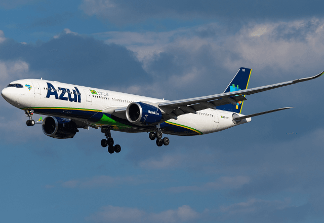 Airbus A330-900, da Azul, sobrevoando o território de Pequim, na China | Foto: Wikipédia