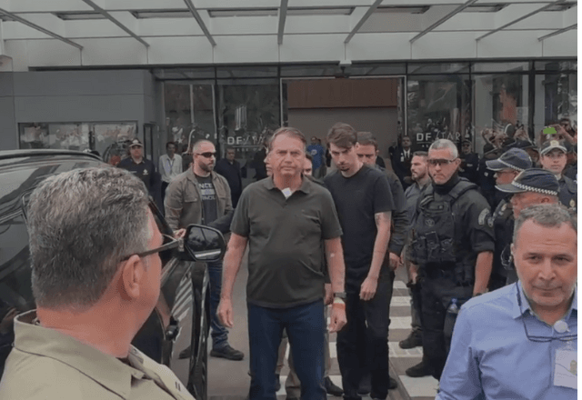 Bolsonaro deixa o hospital na tarde deste domingo (14) em Brasília | Reprodução