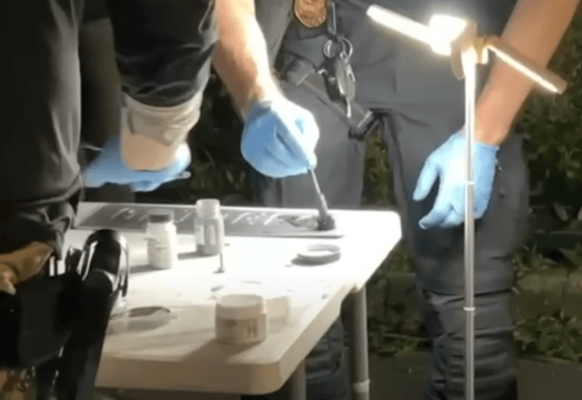 Polícia realiza perícia em carro deixado para trás por criminosos | Reprodução