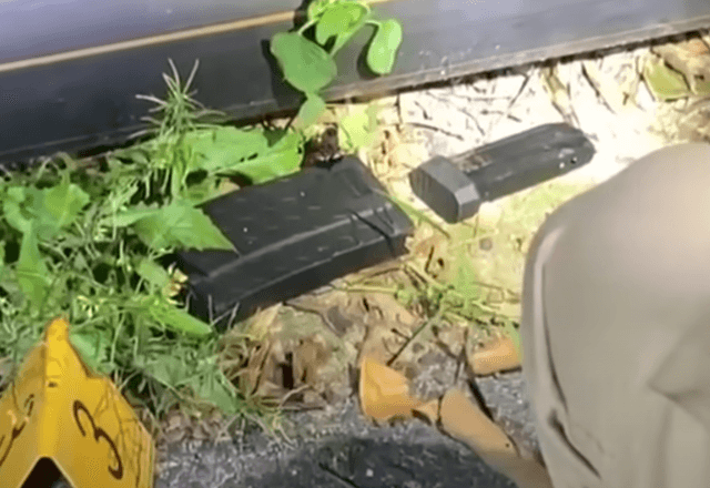 Criminosos deixaram cair parte do armamento durante a fuga | Reprodução