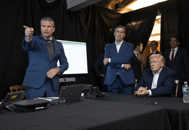 O presidente dos EUA, Donald Trump, o diretor da CIA, John Ratcliffe, e o secretário de Defesa dos EUA, Pete Hegseth, observam a operação militar norte-americana na Venezuela | Foto: Reprodução/Truth Social/@realDonaldTrump - 03.01.2026