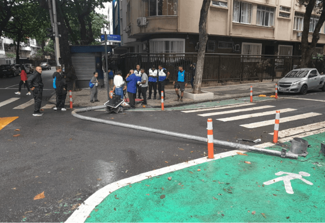 Poste cai e atinge pedestre em Copacabana, no Rio