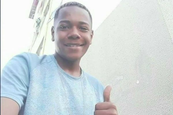 MP-RJ pede afastamento de policiais suspeitos de executar jovem MP-RJ pede afastamento de policiais suspeitos de executar jovem