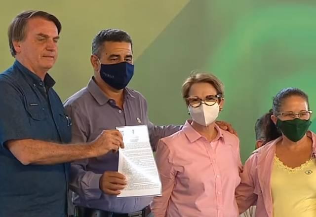 Bolsonaro entrega titulos de propriedades rurais em Terenos/MS