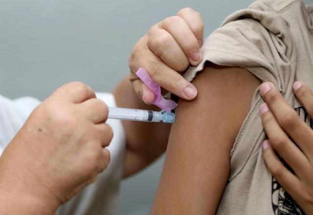 Profissional da saúde aplica vacina no braço de criança (Erasmo Salomão/MS)