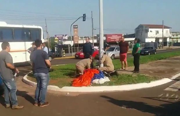 MS: Paraquedista tenta pousar em avenida movimentada e é atropelado