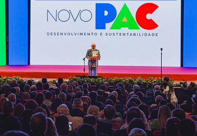 Lula falando ao microfone na cerimônia de lançamento do Novo PAC (Kayo Sousa/MCom)