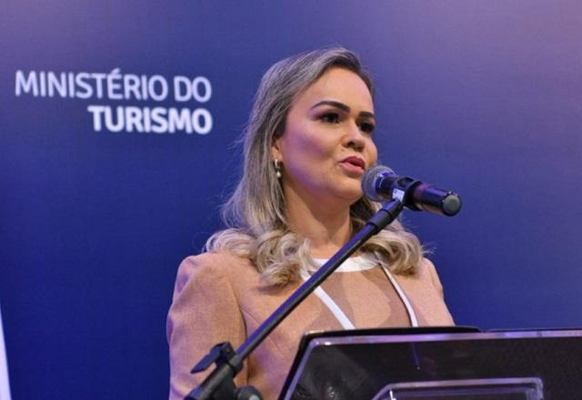 Daniela Carneiro fala ao microfone (Pedro França/MTur)