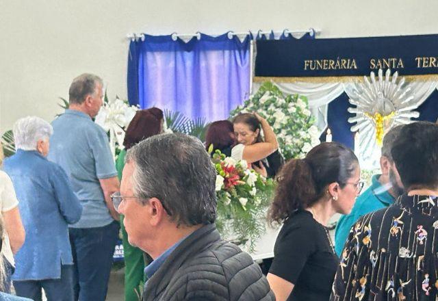 Mãe de Jeff Machado é consolada durante enterro do ator, encontrado morto no Rio