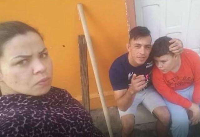 Mãe e padrasto pousam com filho de 19 anos morto após sofrer agressões deles; A vítima era autista
