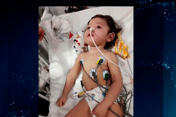 Mãe luta para conseguir cadeira de rodas para bebê com paralisia cerebral