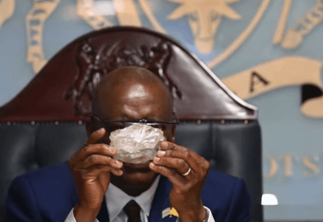 O presidente do país, Mokgweetsi Masisi, exibiu a pedra preciosa, que tem o tamanho de um punho, ao mundo | YouTube / Reprodução