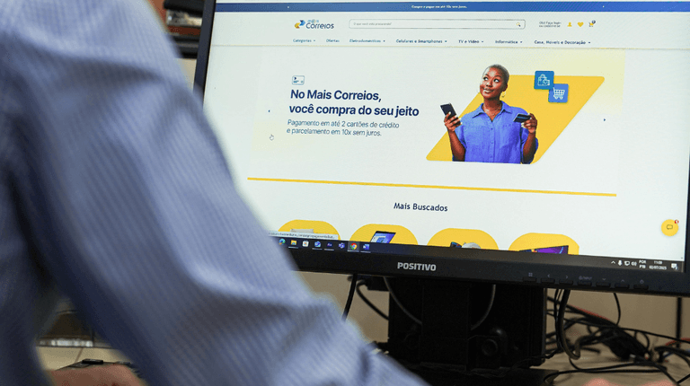 Usuário visita site dos Correios (Shizuo Alves/Ministério das Comunicações)