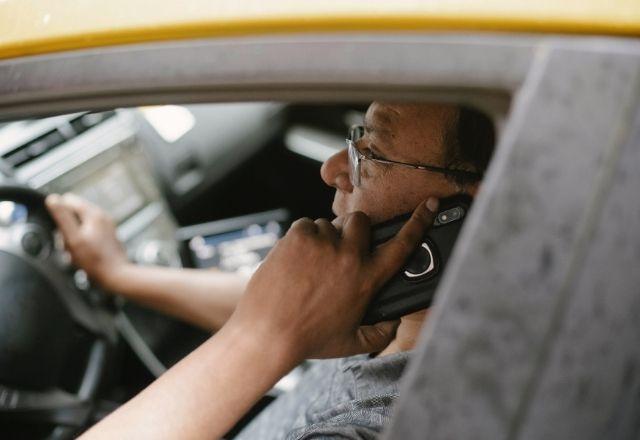Brasil registra 28 infrações de trânsito por uso do celular a cada hora Brasil registra 28 infrações de trânsito por uso do celular a cada hora