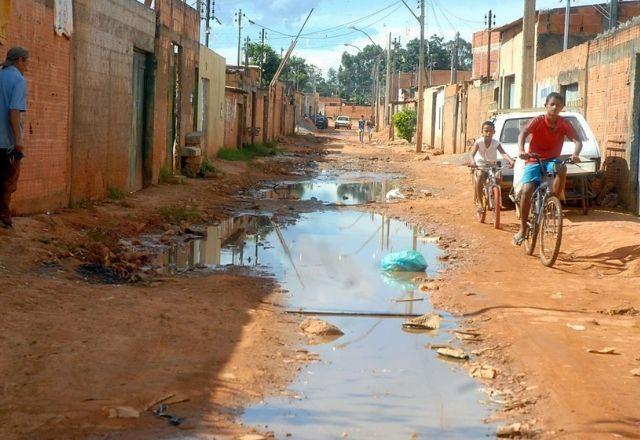 Mais de 30 milhões de pessoas também vivem sem água tratada em todo o país, diz estudo | Agência Brasil