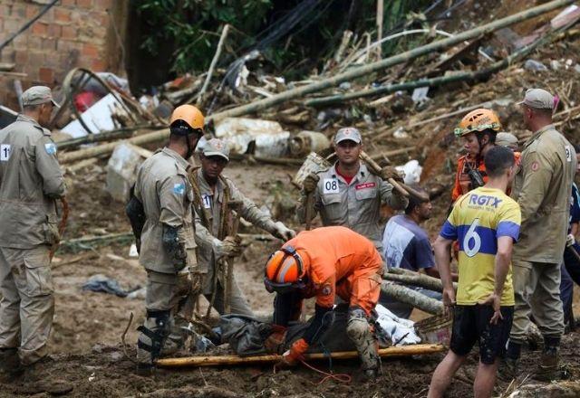 Bombeiros encontram mais um corpo em Petrópolis; óbitos somam 232 Bombeiros encontram mais um corpo em Petrópolis; óbitos somam 232